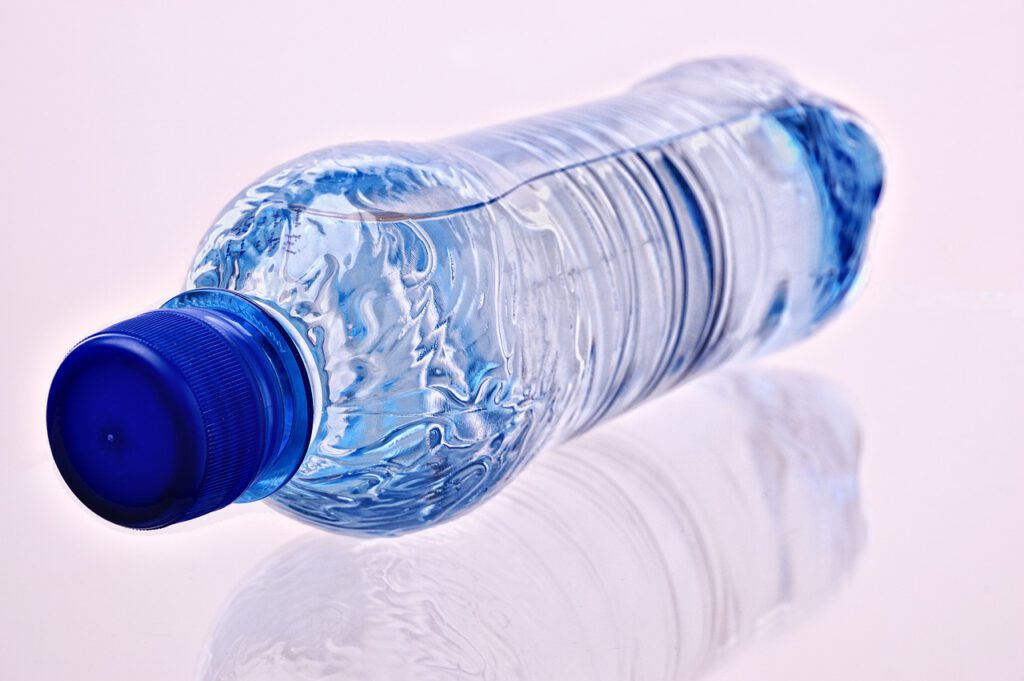 puso lejía en una botella de agua